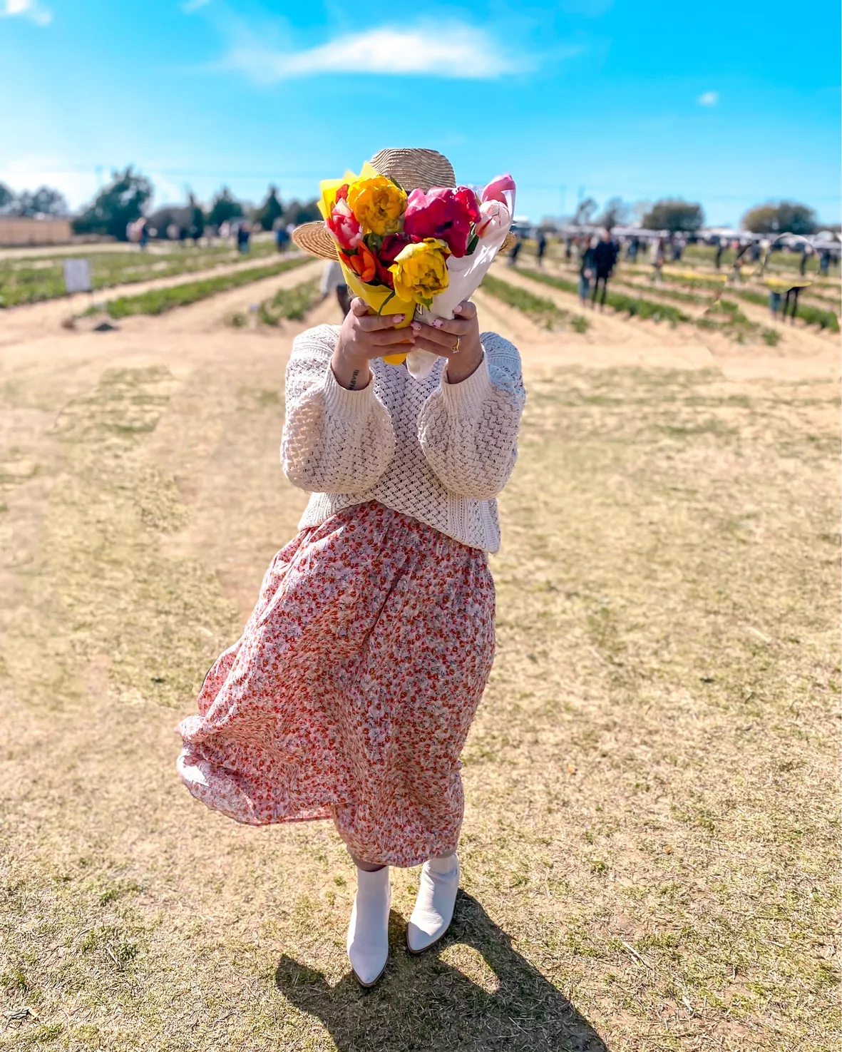 stylish tulip farm outfit ideas for family outings