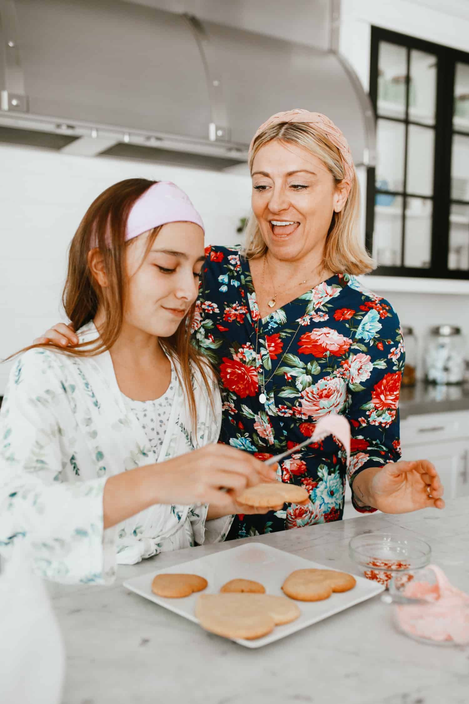 timeless mother daughter photoshoot outfit ideas that shine.