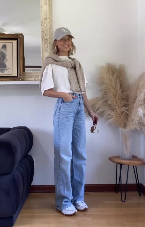 Trendy blue jeans outfit ideas for every season