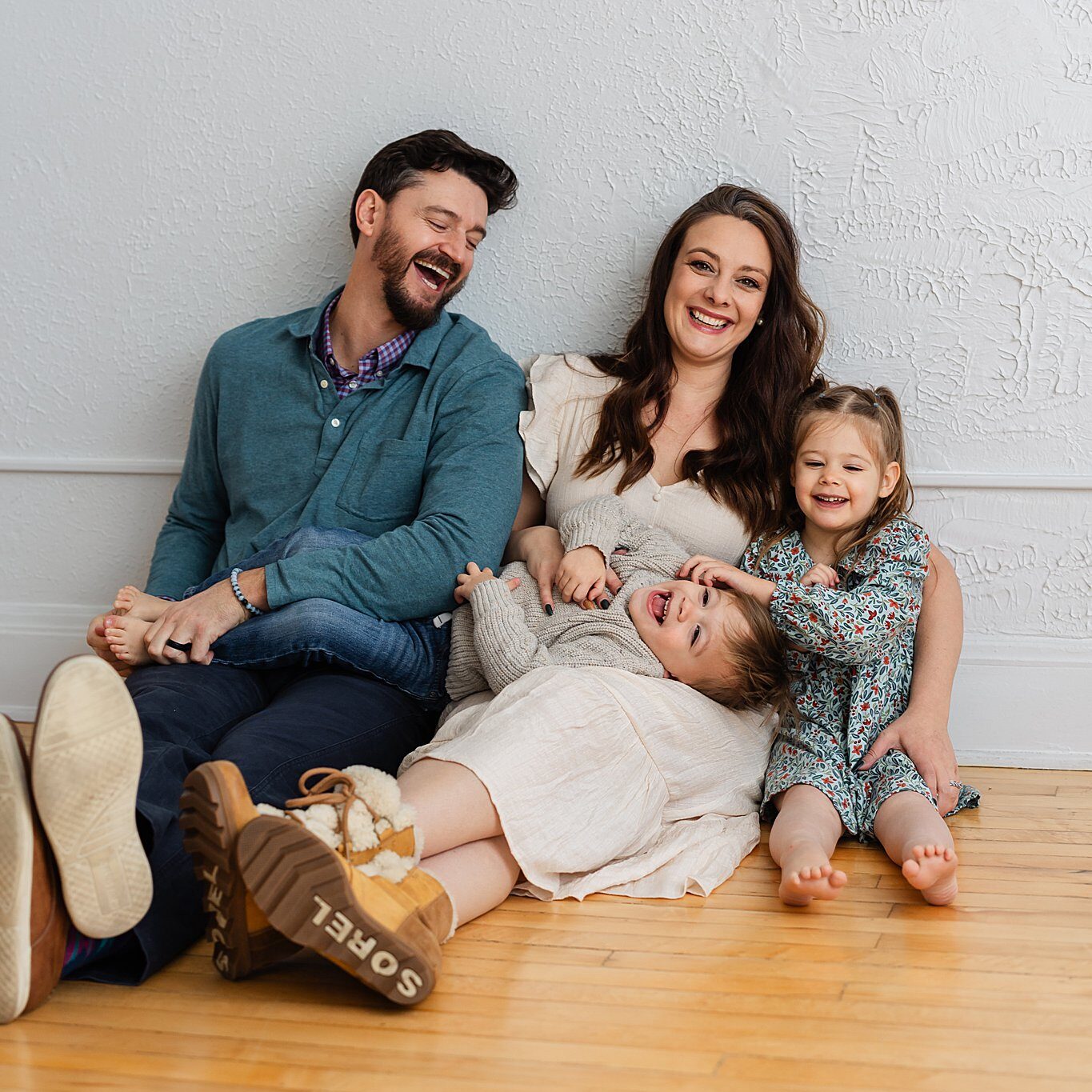 trendy indoor family photo outfit ideas for summer fun