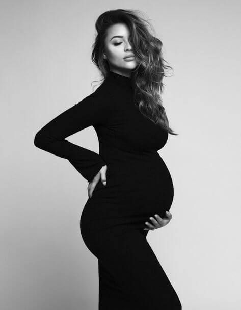 trendy maternity photoshoot outfits