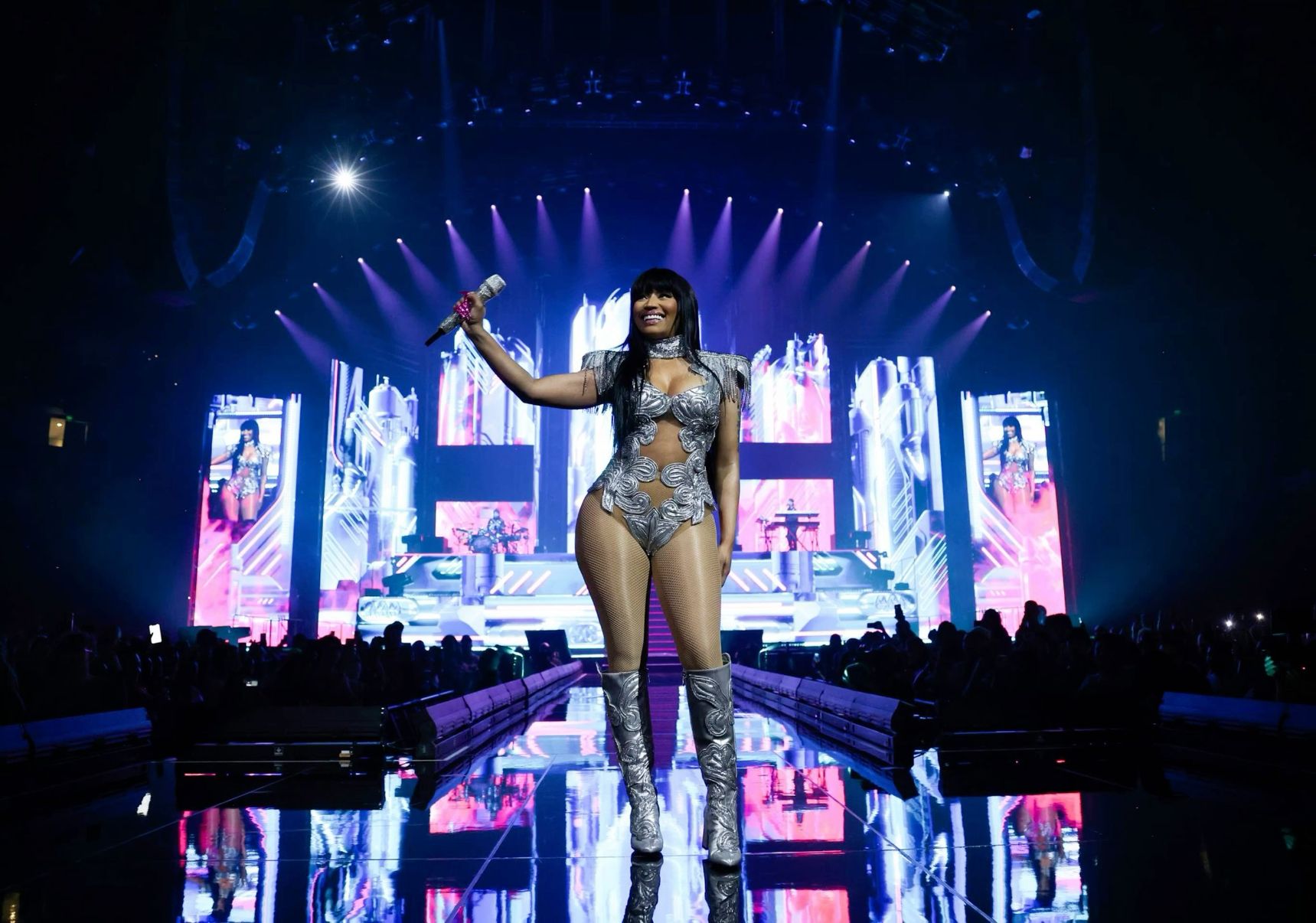 unique outfit combinations for pink friday 2 tour