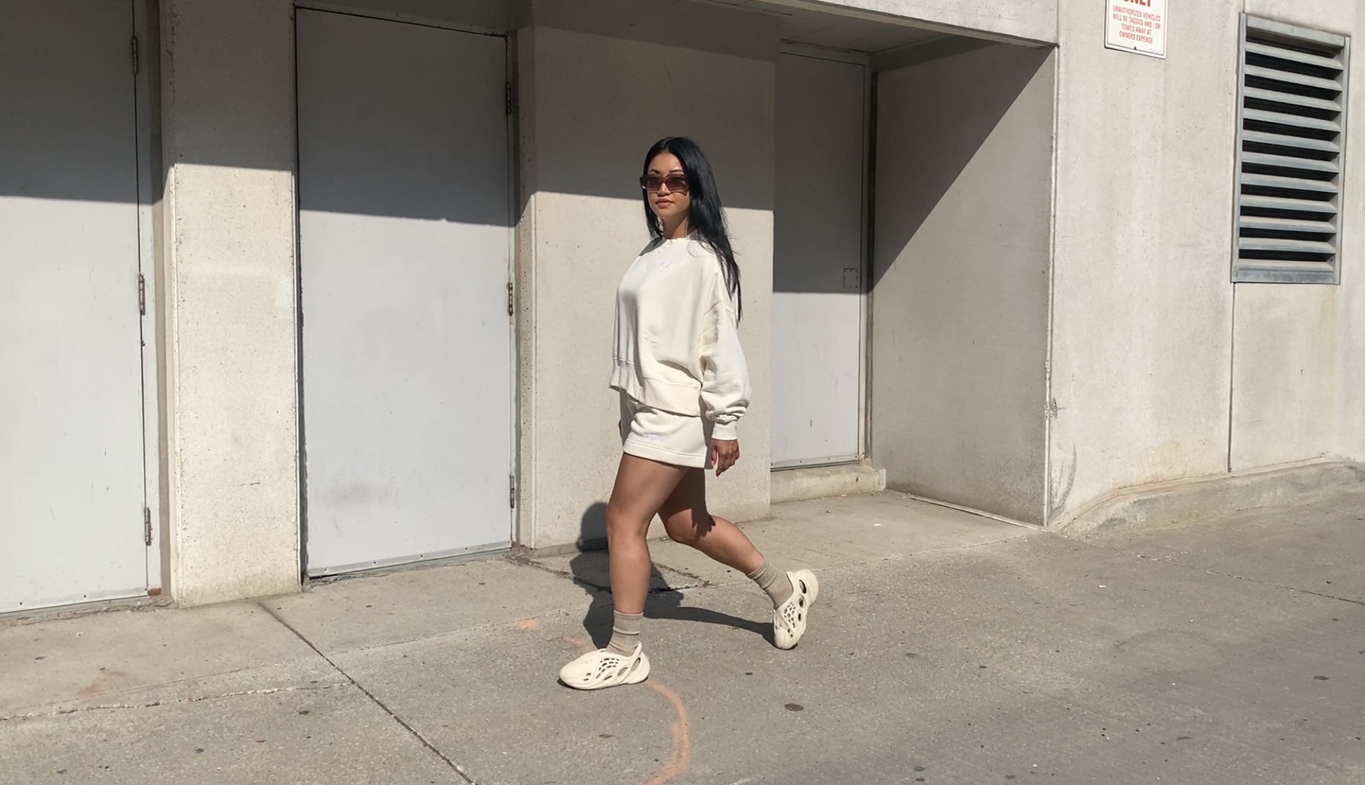 Yeezy foam runner outfit ideas girl 0013