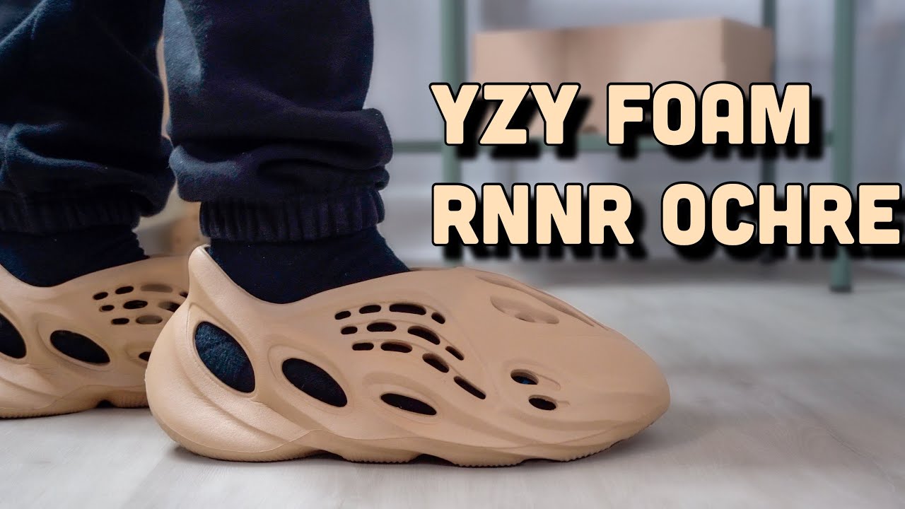 Yeezy foam runner outfit ideas girl 0062