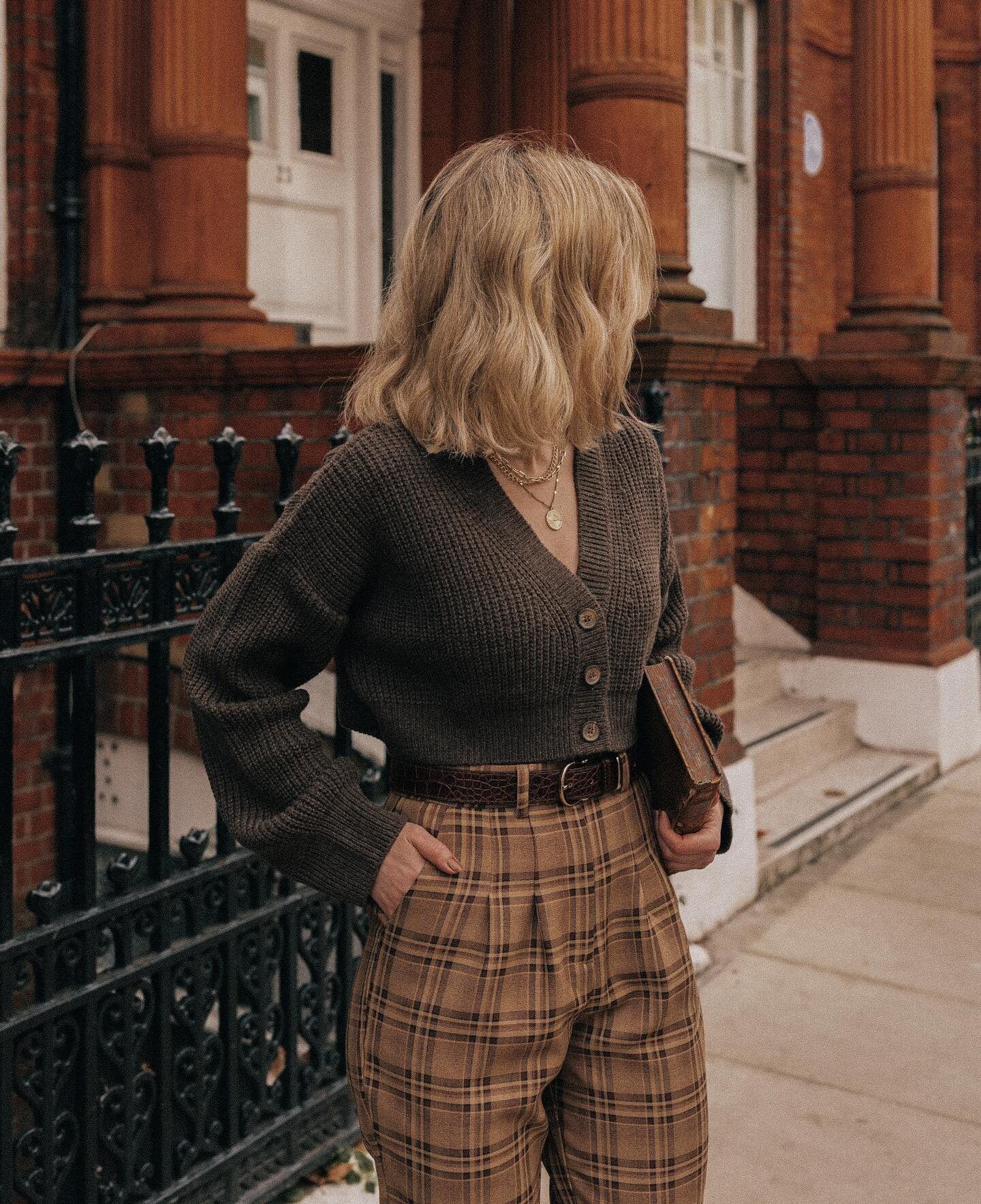 Minimalist brown sweater outfit ideas perfect for every occasion