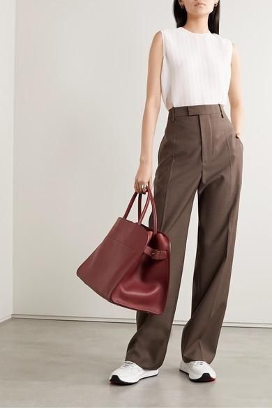 Relaxed burgundy leather pants outfit ideas for a chic autumn look